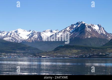 Stadtbild vom Beagle-Kanal Ushuaia, Argentinien Landschaft. Tierra del Fuego Stockfoto