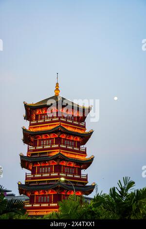 Die majestätische Pagode Pantjoran PIK 2 in Jakarta, Indonesien Stockfoto