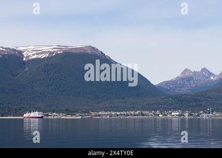 Die südlichste Stadt der Welt. Puerto Williams Stadtbild von Beagle Kanal. Chile Sehenswürdigkeiten Stockfoto