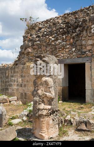 Maya Ruinen, der Palast, Statue, oxkintok Archäologische Zone, 300 -1,050 AD, Yucatan, Mexiko Stockfoto