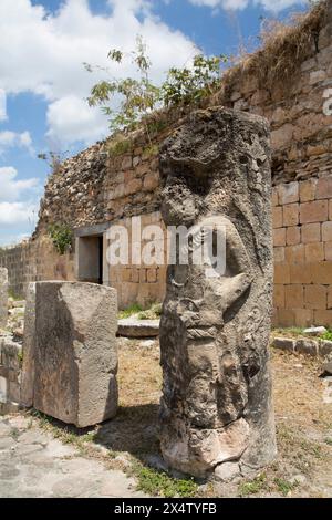 Maya Ruinen, der Palast, Statue, oxkintok Archäologische Zone, 300 -1,050 AD, Yucatan, Mexiko Stockfoto