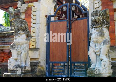 Dwarapala ist eine Statue eines Türwachers in hinduistischen und buddhistischen Religionen Stockfoto