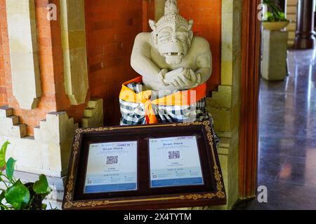 Bequemer Check-in: Zugang zur Hotellobby durch Scannen des QR-Codes hier Stockfoto