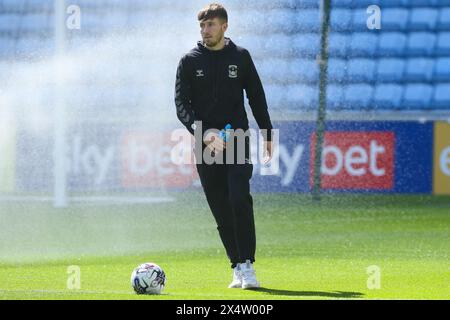 Josh Eccles aus Coventry City vor dem Sky Bet Championship-Spiel in der Coventry Building Society Arena in Coventry. Bilddatum: Samstag, 4. Mai 2024. Stockfoto