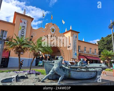 Skulptur Fischer mit Fischerboot vor dem Eingang zum Markt Mercado Nuestra Senora de Africa, Teneriffa, Kanarische Inseln, Spanien, Santa Cruz de Tene Stockfoto