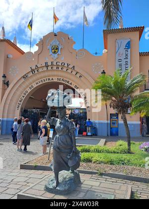 Skulptur Kanarische Milchträgerin vor dem Eingang zum Markt Mercado Nuestra Senora de Africa, Teneriffa, Kanarische Inseln, Spanien, Santa Cruz de Ten Stockfoto