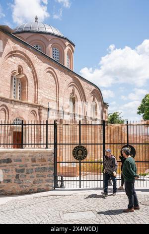 Istanbul, Türkei, 5. Mai 2024, die Kariye-Moschee im Viertel Edirnekapi im Stadtteil Fatih in Istanbul wird für muslimische Gottesdienste geöffnet. Ursprünglich als byzantinische Kirche, bekannt als Chora-Kirche oder Kirche des Heiligen Erlösers in Chora, erbaut, wurde sie im 16. Jahrhundert, während der osmanischen Ära, in eine Moschee umgewandelt. 1945 wurde es in ein Museum umgewandelt, 2020 wandelte der türkische Präsident Recep Tayyip Erdogan es wieder in eine Moschee um. Es ist bekannt für seine byzantinischen Mosaiken und Fresken. Quelle: Ingrid Woudwijk/Alamy Live News Stockfoto