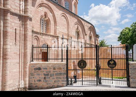 Istanbul, Türkei, 5. Mai 2024, die Kariye-Moschee im Viertel Edirnekapi im Stadtteil Fatih in Istanbul wird für muslimische Gottesdienste geöffnet. Ursprünglich als byzantinische Kirche, bekannt als Chora-Kirche oder Kirche des Heiligen Erlösers in Chora, erbaut, wurde sie im 16. Jahrhundert, während der osmanischen Ära, in eine Moschee umgewandelt. 1945 wurde es in ein Museum umgewandelt, 2020 wandelte der türkische Präsident Recep Tayyip Erdogan es wieder in eine Moschee um. Es ist bekannt für seine byzantinischen Mosaiken und Fresken. Quelle: Ingrid Woudwijk/Alamy Live News Stockfoto