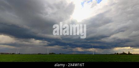 Panoramablick auf die sich sammelnden Sturmwolken über den Great Plains. Stockfoto