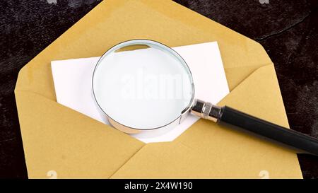 Lupe oben auf dem geheimen Hinweis mit einem Platz zum Kopieren auf dem Umschlag Stockfoto
