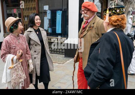 Die Menschen besuchen den vierten Grand Flaneur Walk in Westminster, Zentrum von London, der eine Feier des reinen, unveränderlichen und sinnlosen ist. Bilddatum: Sonntag, 5. Mai 2024. Stockfoto