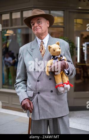 Die Menschen besuchen den vierten Grand Flaneur Walk in Westminster, Zentrum von London, der eine Feier des reinen, unveränderlichen und sinnlosen ist. Bilddatum: Sonntag, 5. Mai 2024. Stockfoto