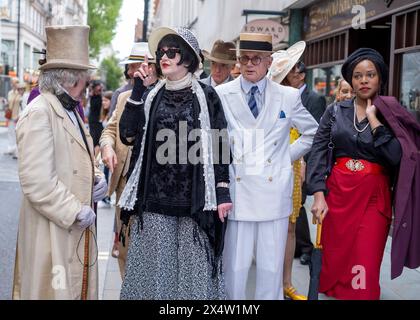 Die Menschen besuchen den vierten Grand Flaneur Walk in Westminster, Zentrum von London, der eine Feier des reinen, unveränderlichen und sinnlosen ist. Bilddatum: Sonntag, 5. Mai 2024. Stockfoto