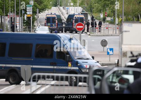 © PHOTOPQR/LE PARISIEN/Jean-Baptiste Quentin ; Paris ; 05/05/2024 ; à Nanterre, Nahel EST encore dans toutes les têtes. SI la reConstitution du tir du policier lors d'un contrôle routier, prévue pour ce dimanche 5 mai, s'annonce comme un « Moment Important », d'aucuns espèrent que cela ne va pas raviver une colère aujourd'hui apaisée. Nanterre, Paris-Vorort, Frankreich, 5. Mai 2024 gerichtlicher Wiederaufbau des Todes von Nahel Merzouk, einem 17-jährigen französisch-algerischen Teenager, verursacht durch die punktgenaue Erschießung eines Polizisten namens Florian M. am 27. Juni 2023 während einer Straßenkontrolle in Nant Stockfoto