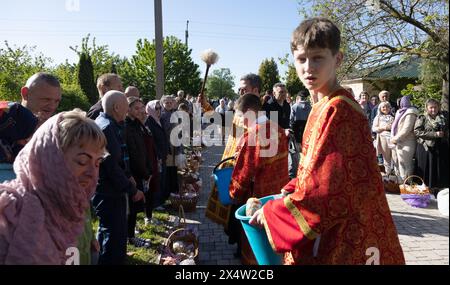 ODESSA, UKRAINE, 5. Mai 2024: Christlich-orthodoxe Kirche. Segen von Osterkuchen, Ostern, Eier am Osterfest der Auferstehung Jesu Christi. Prie Stockfoto