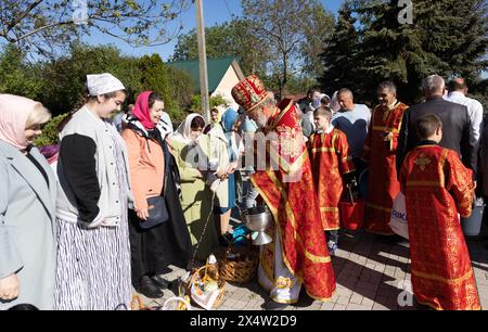 ODESSA, UKRAINE, 5. Mai 2024: Christlich-orthodoxe Kirche. Segen von Osterkuchen, Ostern, Eier am Osterfest der Auferstehung Jesu Christi. Prie Stockfoto