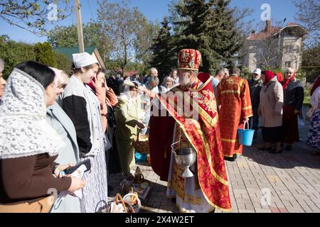 ODESSA, UKRAINE, 5. Mai 2024: Christlich-orthodoxe Kirche. Segen von Osterkuchen, Ostern, Eier am Osterfest der Auferstehung Jesu Christi. Prie Stockfoto