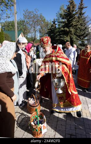 ODESSA, UKRAINE, 5. Mai 2024: Christlich-orthodoxe Kirche. Segen von Osterkuchen, Ostern, Eier am Osterfest der Auferstehung Jesu Christi. Prie Stockfoto