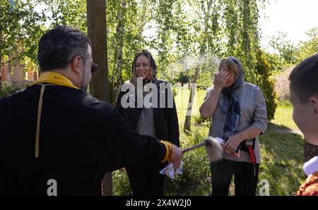 ODESSA, UKRAINE, 5. Mai 2024: Christlich-orthodoxe Kirche. Segen von Osterkuchen, Ostern, Eier am Osterfest der Auferstehung Jesu Christi. Prie Stockfoto