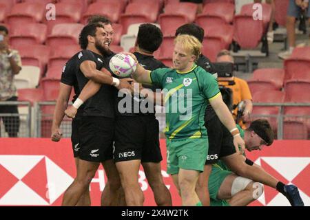 Singapur. Mai 2024. Neuseelands Spieler (zurück) feiern, nachdem sie das Endspiel der Männer zwischen Neuseeland und Irland beim HSBC Rugby Sevens Turnier in Singapur am 5. Mai 2024 gewonnen haben. Quelle: Dann Chih Wey/Xinhua/Alamy Live News Stockfoto