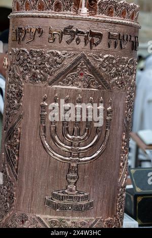 Eine dekorative Tora im sephardischen Stil in einem Kupfergehäuse mit einer siebenverzweigten Menora, die während der Gebetsgottesdienste an der Westmauer in Jerusalem verwendet wurde Stockfoto