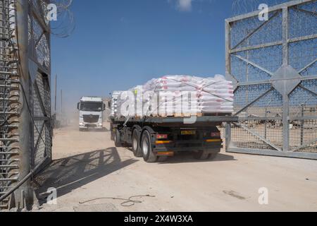 Erez Crossing, Israel. Mai 2024. Ein israelischer Lastwagen mit humanitärer Hilfe (R) fährt in den nördlichen Gazastreifen, als ein anderer am Grenzübergang Erez nach Israel zurückkehrt, nachdem er die Hilfe am 5. Mai 2024 in Gaza geliefert hat. Angesichts des anhaltenden Waffenstillstands und der Freilassung von Geiseln schickte Israel heute rund 30 LKW Hilfsgüter, wie der Leiter des Welternährungsprogramms den Norden Gazas in einer 'ausgewachsenen Hungersnot' erklärt. Da in den Geiselgesprächen keine offensichtlichen Fortschritte erzielt wurden, soll die Hamas ein Abkommen wollen, "aber nicht um jeden Preis". Foto von Jim Hollander/UPI Credit: UPI/Alamy Live News Stockfoto