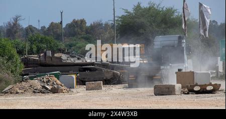 Erez Crossing, Israel. Mai 2024. Ein israelischer Panzer am Grenzübergang Erez, als ein israelischer LKW das Gebiet verlässt, nachdem er am 5. Mai 2024 humanitäre Hilfe in den nördlichen Gazastreifen geliefert hat. Angesichts des anhaltenden Waffenstillstands und der Freilassung von Geiseln schickte Israel heute rund 30 LKW Hilfsgüter, wie der Leiter des Welternährungsprogramms den Norden Gazas in einer 'ausgewachsenen Hungersnot' erklärt. Da in den Geiselgesprächen keine offensichtlichen Fortschritte erzielt wurden, soll die Hamas ein Abkommen wollen, "aber nicht um jeden Preis". Foto von Jim Hollander/UPI Credit: UPI/Alamy Live News Stockfoto