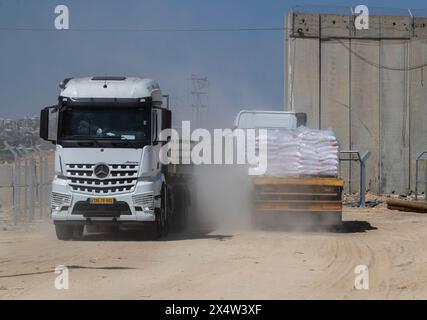 Erez Crossing, Israel. Mai 2024. Ein israelischer Lastwagen mit humanitärer Hilfe (R) fährt in den nördlichen Gazastreifen, als ein anderer am Grenzübergang Erez nach Israel zurückkehrt, nachdem er die Hilfe am 5. Mai 2024 in Gaza geliefert hat. Angesichts des anhaltenden Waffenstillstands und der Freilassung von Geiseln schickte Israel heute rund 30 LKW Hilfsgüter, wie der Leiter des Welternährungsprogramms den Norden Gazas in einer 'ausgewachsenen Hungersnot' erklärt. Da in den Geiselgesprächen keine offensichtlichen Fortschritte erzielt wurden, soll die Hamas ein Abkommen wollen, "aber nicht um jeden Preis". Foto von Jim Hollander/UPI Credit: UPI/Alamy Live News Stockfoto