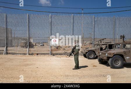 Erez Crossing, Israel. Mai 2024. Ein israelischer Soldat bei Humvees am Grenzübergang Erez überprüft, als ein israelischer Lastwagen nach Israel zurückkehrt, nachdem er am 5. Mai 2024 Hilfe in den nördlichen Gazastreifen geliefert hatte. Angesichts des anhaltenden Waffenstillstands und der Freilassung von Geiseln schickte Israel heute rund 30 LKW Hilfsgüter, wie der Leiter des Welternährungsprogramms den Norden Gazas in einer 'ausgewachsenen Hungersnot' erklärt. Da in den Geiselgesprächen keine offensichtlichen Fortschritte erzielt wurden, soll die Hamas ein Abkommen wollen, "aber nicht um jeden Preis". Foto von Jim Hollander/UPI Credit: UPI/Alamy Live News Stockfoto