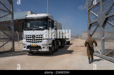 Erez Crossing, Israel. Mai 2024. Ein israelischer Soldat bewegt einen großen Zaun, als ein israelischer Lastwagen am 5. Mai 2024 durch den Grenzübergang Erez nach Israel zurückkehrt, nachdem er humanitäre Hilfe in den nördlichen Gazastreifen geliefert hat. Angesichts des anhaltenden Waffenstillstands und der Freilassung von Geiseln schickte Israel heute rund 30 LKW Hilfsgüter, wie der Leiter des Welternährungsprogramms den Norden Gazas in einer 'ausgewachsenen Hungersnot' erklärt. Da in den Geiselgesprächen keine offensichtlichen Fortschritte erzielt wurden, soll die Hamas ein Abkommen wollen, "aber nicht um jeden Preis". Foto von Jim Hollander/UPI Credit: UPI/Alamy Live News Stockfoto