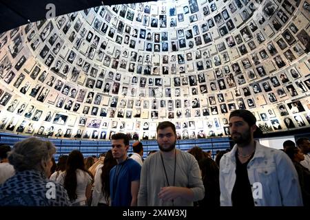 Jerusalem, Israel. Mai 2024. Die Menschen besuchen Yad Vashem, das World Holocaust Remembrance Center, am Vorabend des Yom HaShoah, des Gedenktages der Holocaust-Märtyrer und Helden für die sechs Millionen Juden, die von Nazi-Deutschland getötet wurden, der bei Sonnenuntergang am Sonntag, dem 5. Mai, in Jerusalem beginnt. Ein Bericht der ADL und der Universität Tel Aviv ergab, dass der weltweite Antisemitismus 2023 sogar vor dem Angriff der Hamas am 7. Oktober und dem Krieg stark angestiegen ist. Foto: Debbie Hill/ Credit: UPI/Alamy Live News Stockfoto