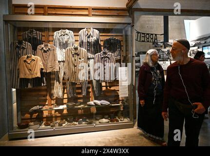 Jerusalem, Israel. Mai 2024. Die Menschen besuchen Yad Vashem, das World Holocaust Remembrance Center, am Vorabend des Yom HaShoah, des Gedenktages der Holocaust-Märtyrer und Helden für die sechs Millionen Juden, die von Nazi-Deutschland getötet wurden, der bei Sonnenuntergang am Sonntag, dem 5. Mai, in Jerusalem beginnt. Ein Bericht der ADL und der Universität Tel Aviv ergab, dass der weltweite Antisemitismus 2023 sogar vor dem Angriff der Hamas am 7. Oktober und dem Krieg stark angestiegen ist. Foto: Debbie Hill/ Credit: UPI/Alamy Live News Stockfoto