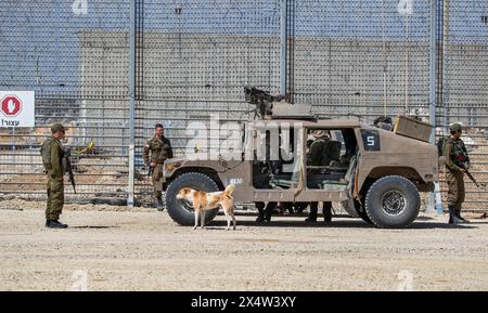 Erez Crossing, Israel. Mai 2024. Israelische Soldaten bei Humvees am Erez-Grenzübergang überprüfen, während am 5. Mai 2024 rund 30 Lastwagen humanitärer Hilfe in den nördlichen Gazastreifen fahren. Angesichts des anhaltenden Waffenstillstands und der Freilassung von Geiseln schickte Israel heute rund 30 LKW Hilfsgüter, wie der Leiter des Welternährungsprogramms den Norden Gazas in einer 'ausgewachsenen Hungersnot' erklärt. Da in den Geiselgesprächen keine offensichtlichen Fortschritte erzielt wurden, soll die Hamas ein Abkommen wollen, "aber nicht um jeden Preis". Foto von Jim Hollander/UPI Credit: UPI/Alamy Live News Stockfoto