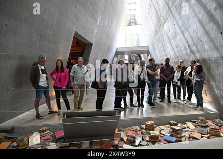 Jerusalem, Israel. Mai 2024. Die Menschen besuchen Yad Vashem, das World Holocaust Remembrance Center, am Vorabend des Yom HaShoah, des Gedenktages der Holocaust-Märtyrer und Helden für die sechs Millionen Juden, die von Nazi-Deutschland getötet wurden, der bei Sonnenuntergang am Sonntag, dem 5. Mai, in Jerusalem beginnt. Ein Bericht der ADL und der Universität Tel Aviv ergab, dass der weltweite Antisemitismus 2023 sogar vor dem Angriff der Hamas am 7. Oktober und dem Krieg stark angestiegen ist. Foto: Debbie Hill/ Credit: UPI/Alamy Live News Stockfoto