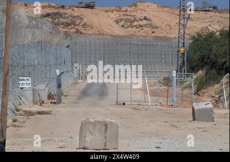 Erez Crossing, Israel. Mai 2024. Ein israelischer Panzerträger (APC) auf Sanddünen am Grenzübergang Erez, der am 5. Mai 2024 LKWs für humanitäre Hilfe überwacht, die in den nördlichen Gazastreifen einfahren und dort verlassen. Angesichts des anhaltenden Waffenstillstands und der Freilassung von Geiseln schickte Israel heute rund 30 LKW Hilfsgüter, wie der Leiter des Welternährungsprogramms den Norden Gazas in einer 'ausgewachsenen Hungersnot' erklärt. Da in den Geiselgesprächen keine offensichtlichen Fortschritte erzielt wurden, soll die Hamas ein Abkommen wollen, "aber nicht um jeden Preis". Foto von Jim Hollander/UPI Credit: UPI/Alamy Live News Stockfoto