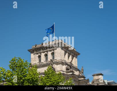 Die Flagge der Europäischen Union winkt über dem deutschen Parlamentsgebäude und symbolisiert Einheit, Zusammenarbeit und gemeinsame Werte innerhalb der EU Stockfoto