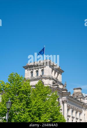 Die Flagge der Europäischen Union winkt über dem deutschen Parlamentsgebäude und symbolisiert Einheit, Zusammenarbeit und gemeinsame Werte innerhalb der EU Stockfoto