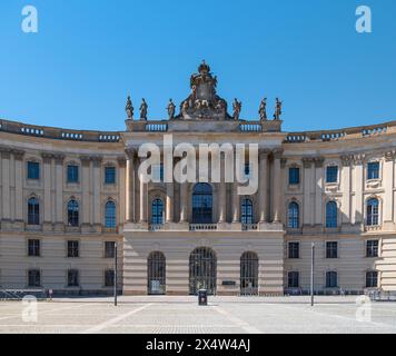 Atemberaubender, hochwertiger Frontalblick auf das historische Gebäude der Humboldt Law Faculty in Berlin mit ikonischer Architektur und kulturellem Erbe. Stockfoto