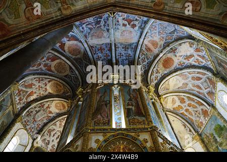 Innenraum der runden Kirche des Klosters Christi in der europäischen Stadt TOMAR im Stadtteil Santarem in PORTUGAL an 2022 warmen sonnigen Frühlingstag im Mai. Stockfoto