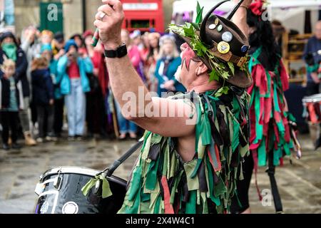 Glastonbury, Großbritannien. Mai 2024. Pentackle Drummers beschwören die Drachen. Die Märchenprozession ist Teil einer Woche der Feierlichkeiten zu Beltane und Maitag. Das Festival hat seine Wurzeln in den frühgälischen Saisonfeiern und passt gut zu der New Age Community, die diese kleine Stadt Somerset anzieht. Quelle: JMF News/Alamy Live News Stockfoto