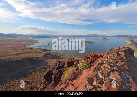 Lake Mead National Recreation Area und Yachthafen in der Nähe des Hoover Damms am Black Canyon des Colorado River an der Grenze zwischen Nevada und Arizona gegen Dramati Stockfoto