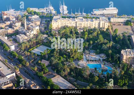 Luxor, Ägypten; 5. Mai 2024 - Blick aus der Vogelperspektive auf das Sofitel Winter Palace Hotel in Luxor, Ägypten Stockfoto