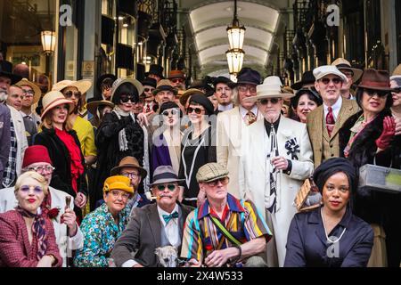 London, Großbritannien. Mai 2024. Am jährlichen Grand Flaneur Walk nehmen eine Gruppe von elegant gekleideten Jungs, Kapellen und Tänzerinnen Teil, die neben der Statue von Beau Brummell in der Jermyn Street beginnen und dann durch die Londoner St. James' Gegend schlendern. Quelle: Imageplotter/Alamy Live News Stockfoto