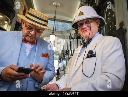 London, Großbritannien. Mai 2024. Am jährlichen Grand Flaneur Walk nehmen eine Gruppe von elegant gekleideten Jungs, Kapellen und Tänzerinnen Teil, die neben der Statue von Beau Brummell in der Jermyn Street beginnen und dann durch die Londoner St. James' Gegend schlendern. Quelle: Imageplotter/Alamy Live News Stockfoto