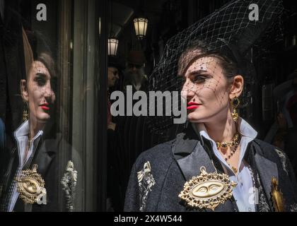 London, Großbritannien. Mai 2024. Ein elegant gekleideter Teilnehmer spiegelt sich in einem Schaufenster wider. Am jährlichen Grand Flaneur Walk nehmen eine Gruppe von elegant gekleideten Jungs, Kapellen und Tänzerinnen Teil, die neben der Statue von Beau Brummell in der Jermyn Street beginnen und dann durch die Londoner St. James' Gegend schlendern. Quelle: Imageplotter/Alamy Live News Stockfoto