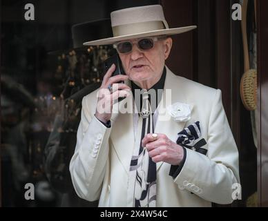 London, Großbritannien. Mai 2024. Ein eleganter Gentleman, weithin bekannt als „Soho George“, sieht entspannt aus. Am jährlichen Grand Flaneur Walk nehmen eine Gruppe von elegant gekleideten Jungs, Kapellen und Tänzerinnen Teil, die neben der Statue von Beau Brummell in der Jermyn Street beginnen und dann durch die Londoner St. James' Gegend schlendern. Quelle: Imageplotter/Alamy Live News Stockfoto