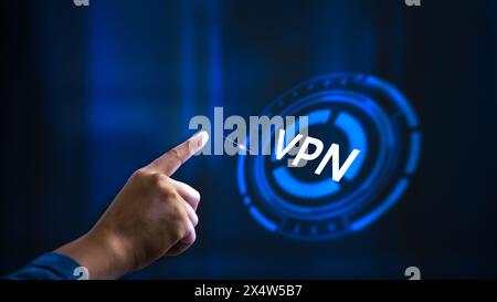 Eine Hand, die auf einen blauen Kreis zeigt und das Wort VPN in weiß geschrieben ist. Konzept eines Zugriffs auf das Internet über ein virtuelles privates Netzwerk Stockfoto
