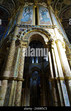 Im Inneren der runden Kirche des Klosters Christi in der europäischen Stadt TOMAR im Stadtteil Santarem in PORTUGAL, 2022 warmer sonniger Frühlingstag am Mai - vertikal Stockfoto