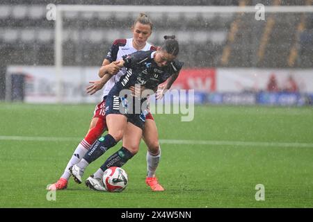 Linkoping, Schweden. Mai 2024. Bilborsen Arena, Linkoping, Schweden, 5. Mai 2024: Delaney Baie Pridham (19 Linkoping FC) und Jessica Wik (15 FC Rosengard) in einem Kampf um den Ball du (Peter Sonander/SPP) Credit: SPP Sport Press Photo. /Alamy Live News Stockfoto