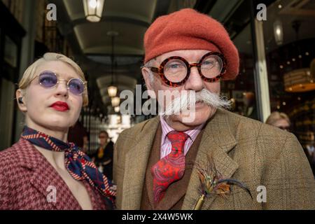 London, Großbritannien. 5. Mai 2024. Elegant gekleidete Personen nehmen am vierten Grand flâneur Walk Teil. Beginnend an der Beau Brummell Statue in der Jermyn Street fällt der Spaziergang mit dem 25. Jahrestag des CHAP Magazins zusammen und wird definiert als ein Spaziergang ohne Zweck, der die Kunst des flâneur feiert, ohne irgendwohin zu gehen, und ein Gegenmittel für die Anforderungen des modernen Lebens und des digitalen Smartphones. Quelle: Stephen Chung / Alamy Live News Stockfoto